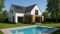 Piscine dans le jardin d'une maison moderne équipée de panneaux solaires