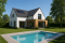 Piscine dans le jardin d'une maison moderne équipée de panneaux solaires