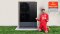 La photo montre un Thomas Müller jubilant devant une Vitocal 250-A
