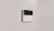 Sur la photo, on voit la manette blanche dotée d'un écran noir, accrochée au mur.