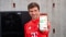 L'image montre Thomas Müller tenant un smartphone comme symbole de l'efficacité maximale des pompes à chaleur Viessmann.