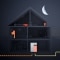 La photo illustre le fonctionnement d'une installation de chauffage à pile à combustible Viessmann la nuit.