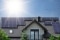 Illustration de capteurs sur une habitation, symbole de l’association de la pompe à chaleur et de l’énergie solaire thermique.