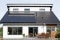 Modules photovoltaïques sur le toit d'une maison