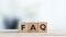 Sur l'image, on voit des cubes en bois sur lesquels sont gravées les lettres F, A et Q.