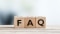 Cubes avec les lettres FAQ